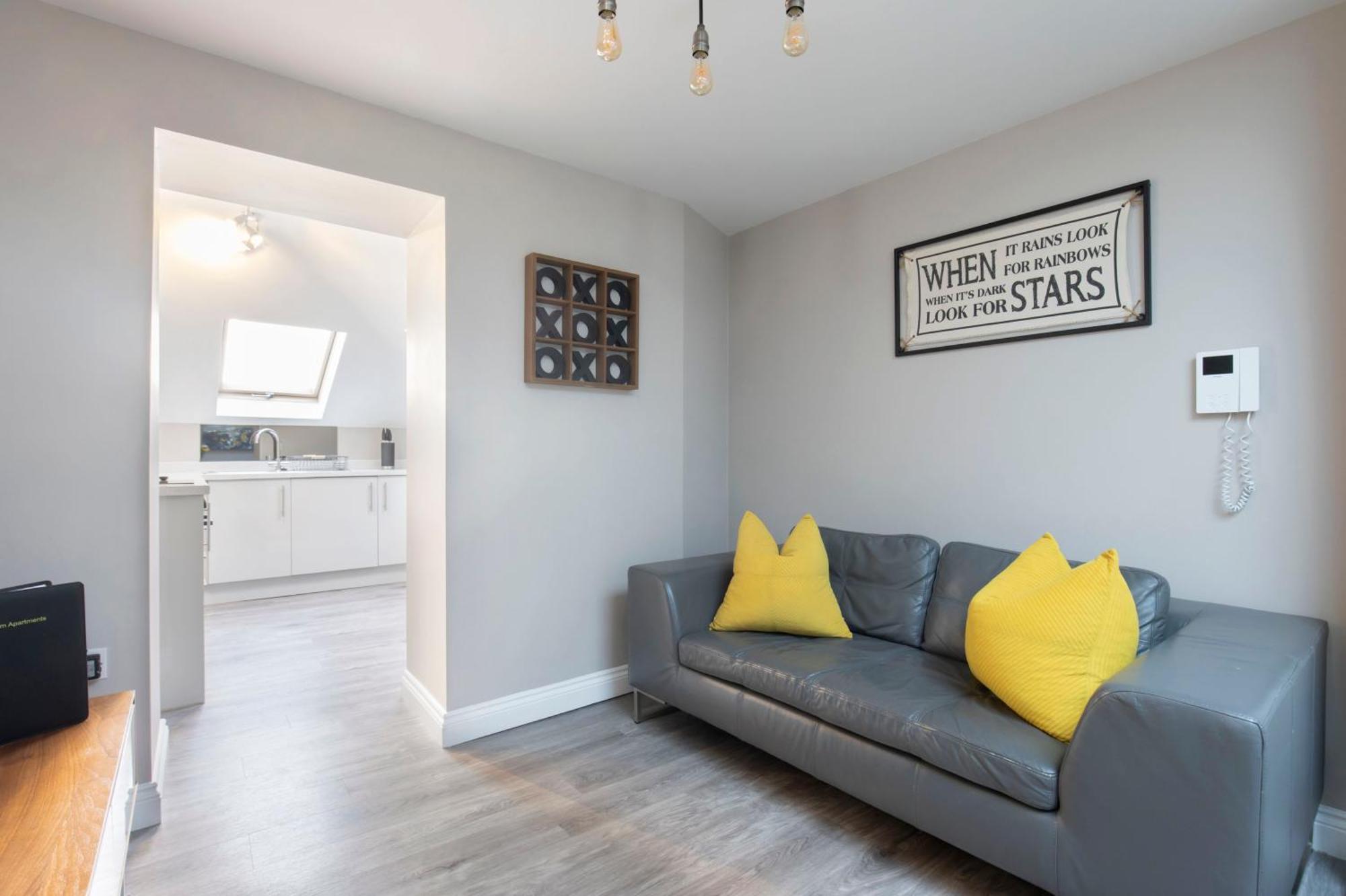 Modern 2 Bedroom Town Centre Apartment Cheltenham Buitenkant foto