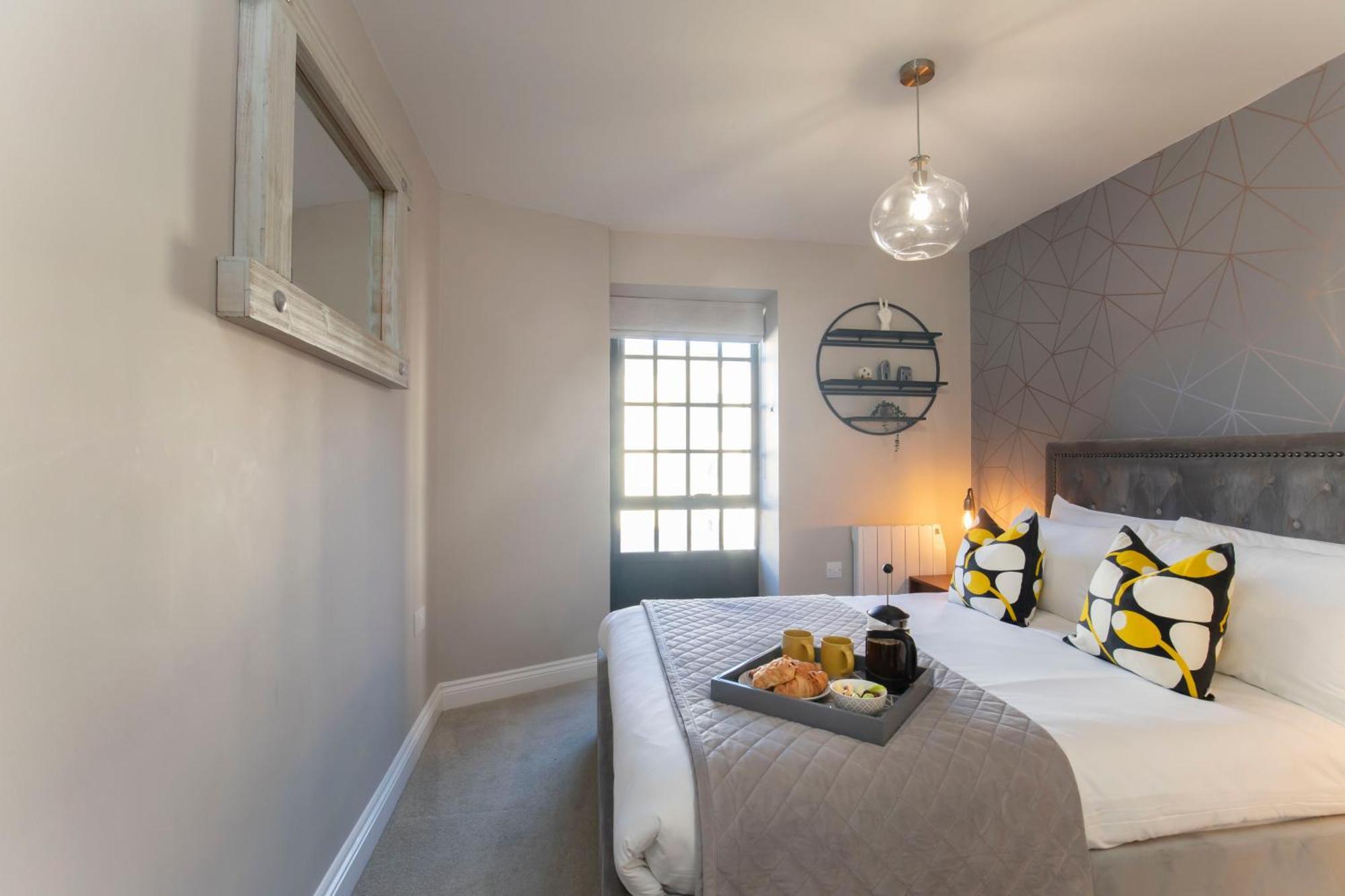 Modern 2 Bedroom Town Centre Apartment Cheltenham Buitenkant foto