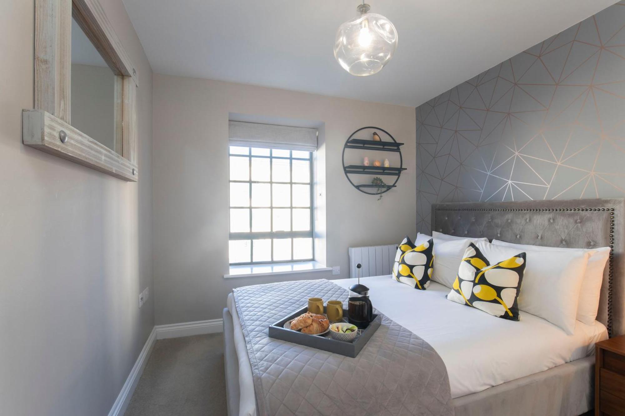 Modern 2 Bedroom Town Centre Apartment Cheltenham Buitenkant foto
