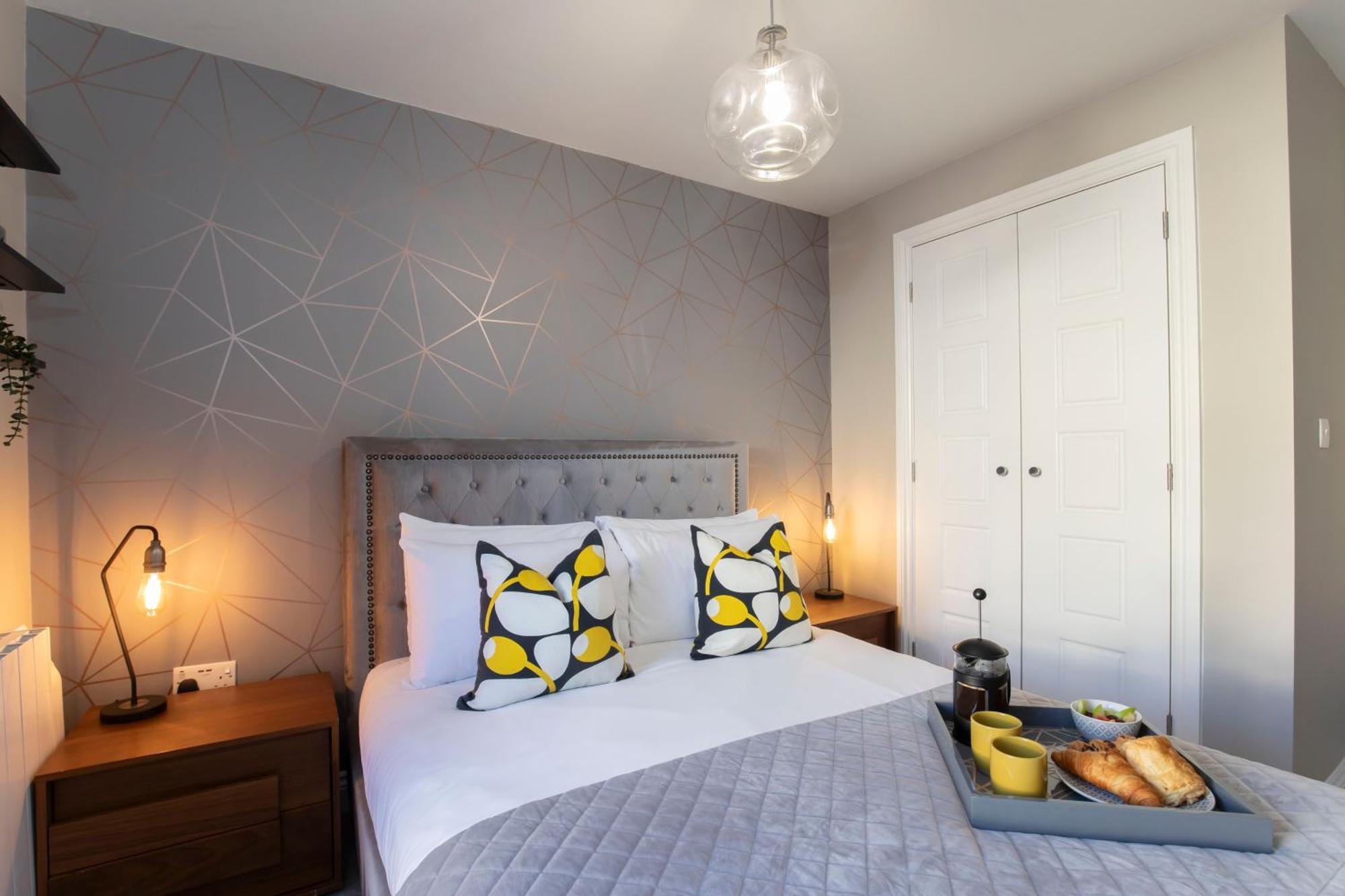 Modern 2 Bedroom Town Centre Apartment Cheltenham Buitenkant foto